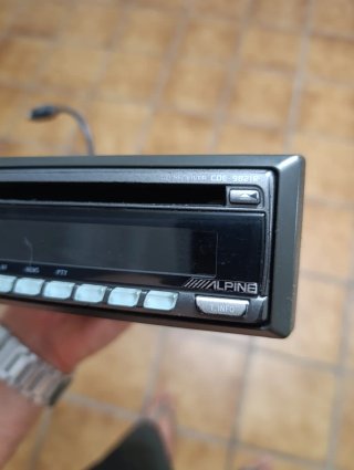 Radio Alpine Negra y Plateada
