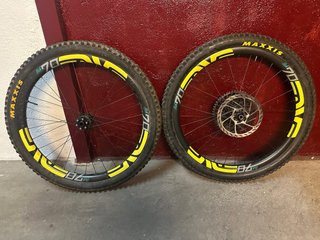 Pareja de Ruedas 27.5” Carbono Trackstar + DT 240s