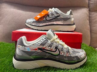 Zapatillas Nike plateadas y blancas