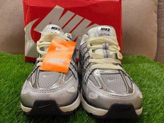 Zapatillas Nike plateadas y blancas
