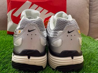Zapatillas Nike plateadas y blancas