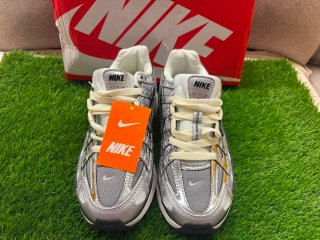 Zapatillas Nike plateadas y blancas