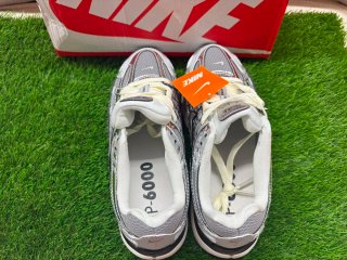 Zapatillas Nike plateadas y blancas