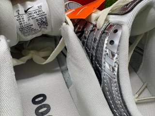 Zapatillas Nike plateadas y blancas