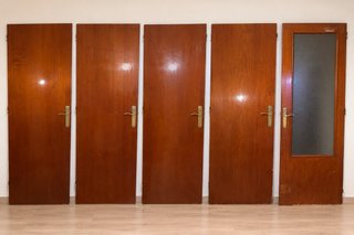 5 Puertas de Madera (1 con Cristal)