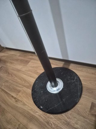 Colgador de pie moderno