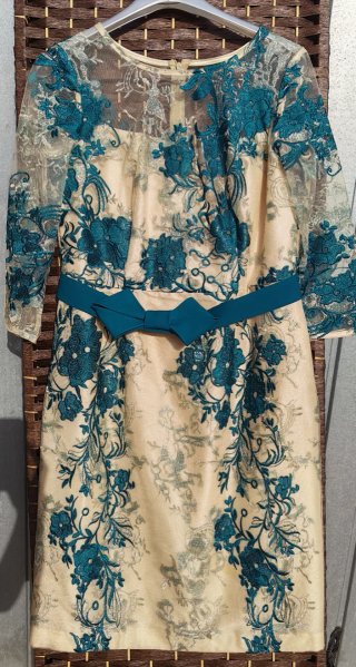 Traje de fiesta beige y verde azulado