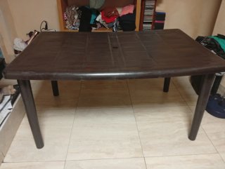 Mesa de jardín marrón de plástico