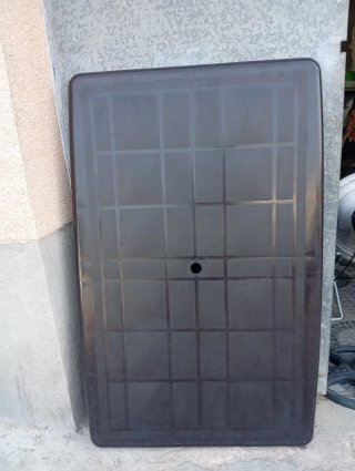 Mesa de jardín marrón de plástico