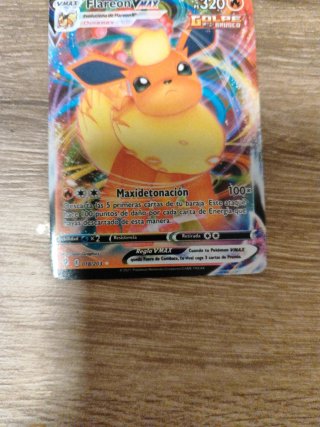 Carta Pokémon VMAX Flareon VMAX 320 HP
