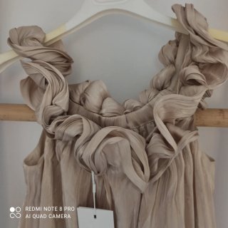 Vestido YAS champagne midi