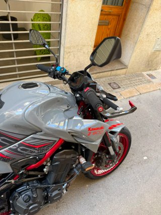 Kawasaki Z900 gris y roja