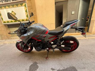 Kawasaki Z900 gris y roja