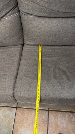 Sofá de tela beige