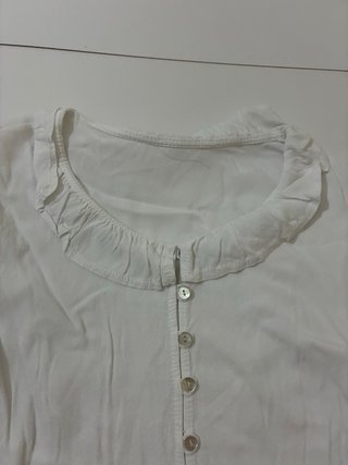 Blusa blanca con volantes y botones