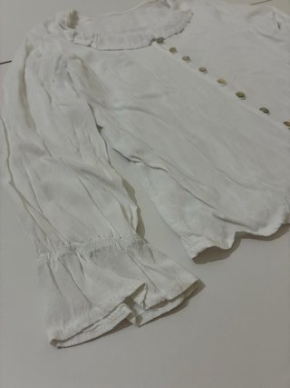 Blusa blanca con volantes y botones