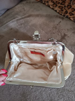 Pochette dorata con catenina