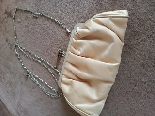 Pochette dorata con catenina