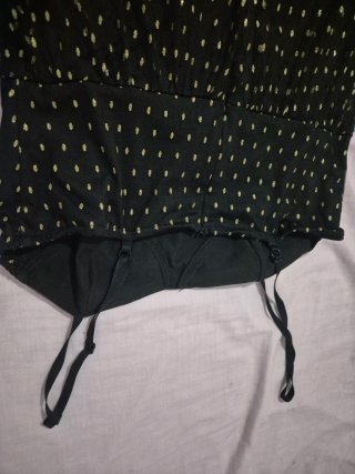 Vestido negro con topos dorados