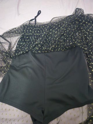 Vestido negro con topos dorados