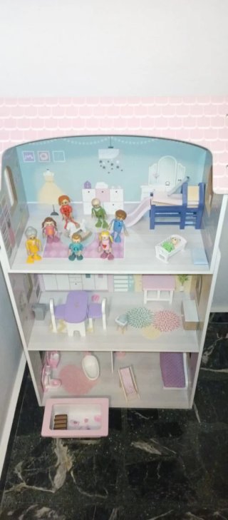 Casita de muñecas con accesorios