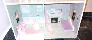 Casita de muñecas con accesorios
