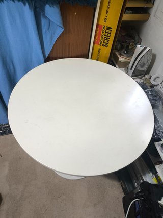 Mesa redonda retro blanca