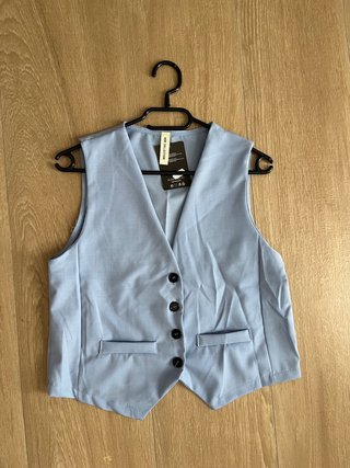 Vari vestiti, abiti, pantaloni, magliette