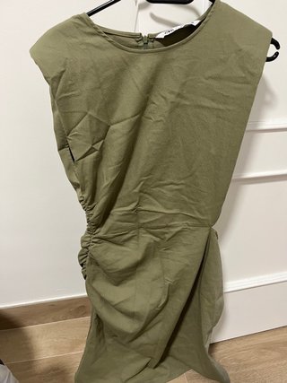 Vari vestiti, abiti, pantaloni, magliette