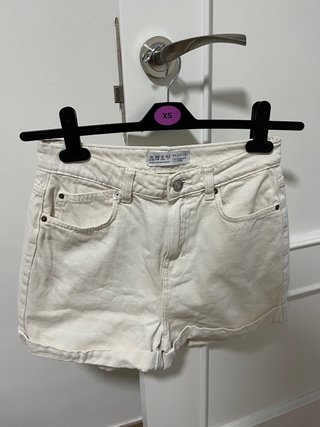 Vari vestiti, abiti, pantaloni, magliette