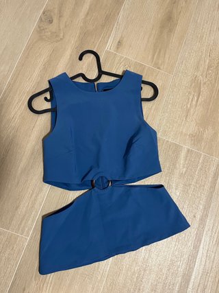Vari vestiti, abiti, pantaloni, magliette