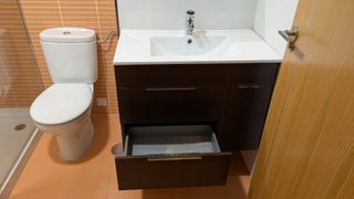 Mueble baño suspendido lavabo cerámica y espejo