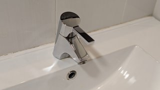 Mueble baño suspendido lavabo cerámica y espejo