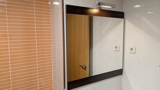 Mueble baño suspendido lavabo cerámica y espejo