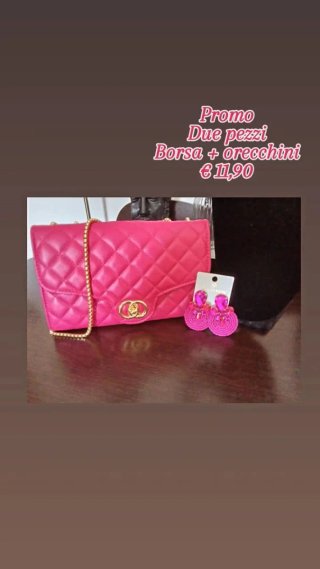 Borsa e orecchini rosa