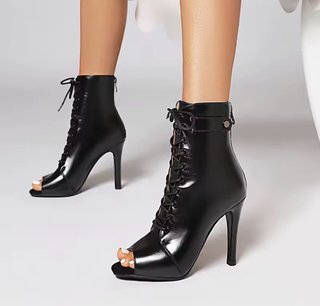 Botines de tacón aguja con cordones