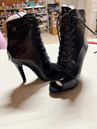 Botines de tacón aguja con cordones
