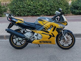 Honda CBR 600 F3 Sportbike Amarilla y Gris.