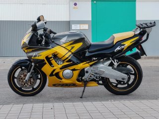 Honda CBR 600 F3 Sportbike Amarilla y Gris.