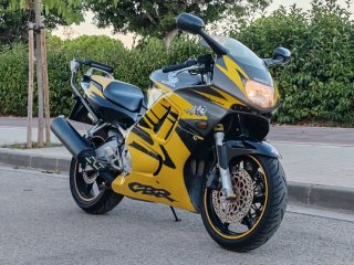 Honda CBR 600 F3 Sportbike Amarilla y Gris.
