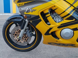 Honda CBR 600 F3 Sportbike Amarilla y Gris.