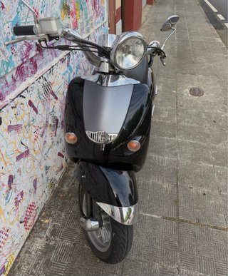 Moto Scooter Aprilia 125 Negra y Plateada
