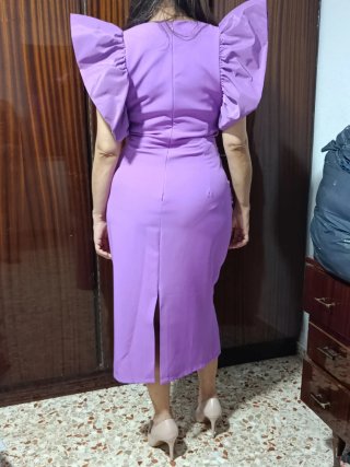 Vestido de fiesta amarillo con mangas abullonadas.