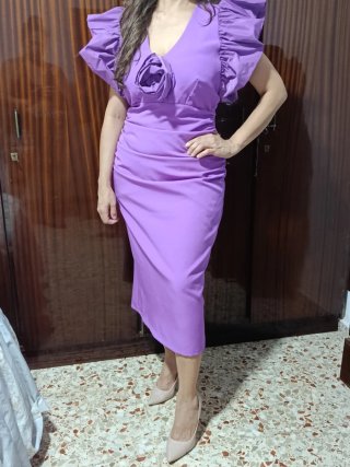 Vestido de fiesta amarillo con mangas abullonadas.