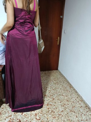 Vestido de fiesta amarillo con mangas abullonadas.