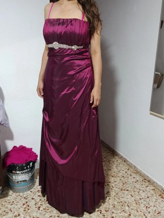 Vestido de fiesta amarillo con mangas abullonadas.