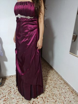 Vestido de fiesta amarillo con mangas abullonadas.