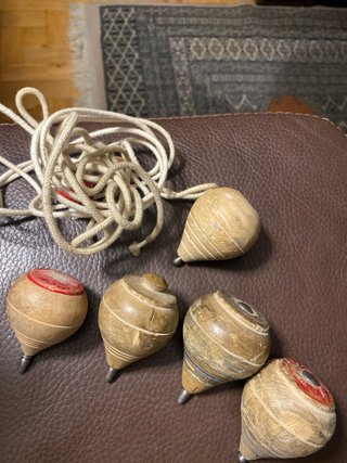 5 Peonzas antiguas de madera