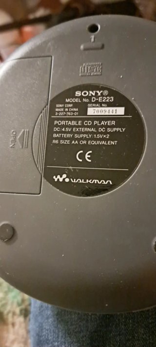 Walkman Sony D-E223 CD Player + Auriculares Origin