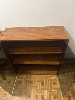 Mueble madera y cristal